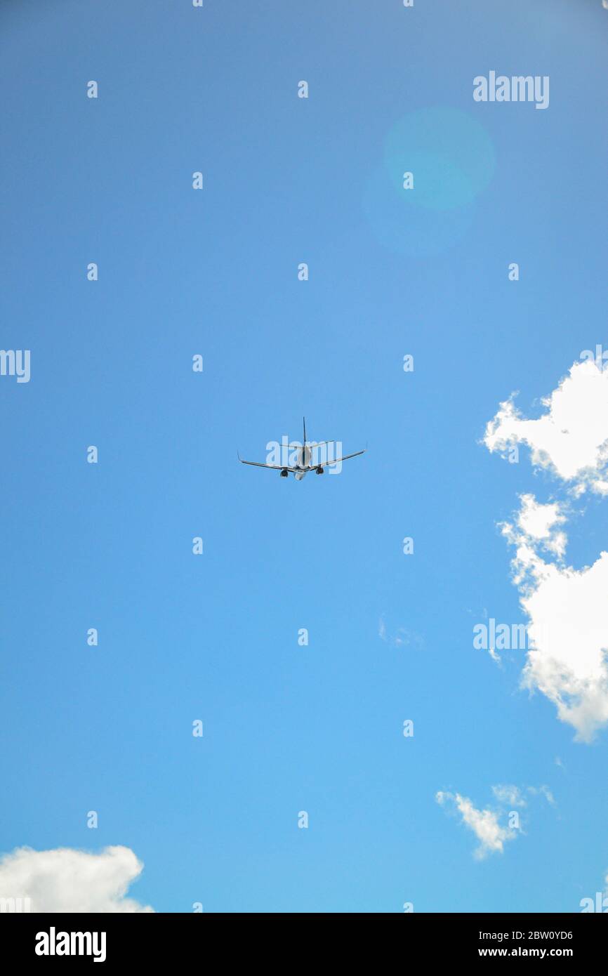 Korfu, Griechenland, September 2016: Flugzeug, das sich dem internationalen Flughafen Korfu Ioannis Kapodistrias nähert. Kanoni, Korfu, Griechenland. Stockfoto