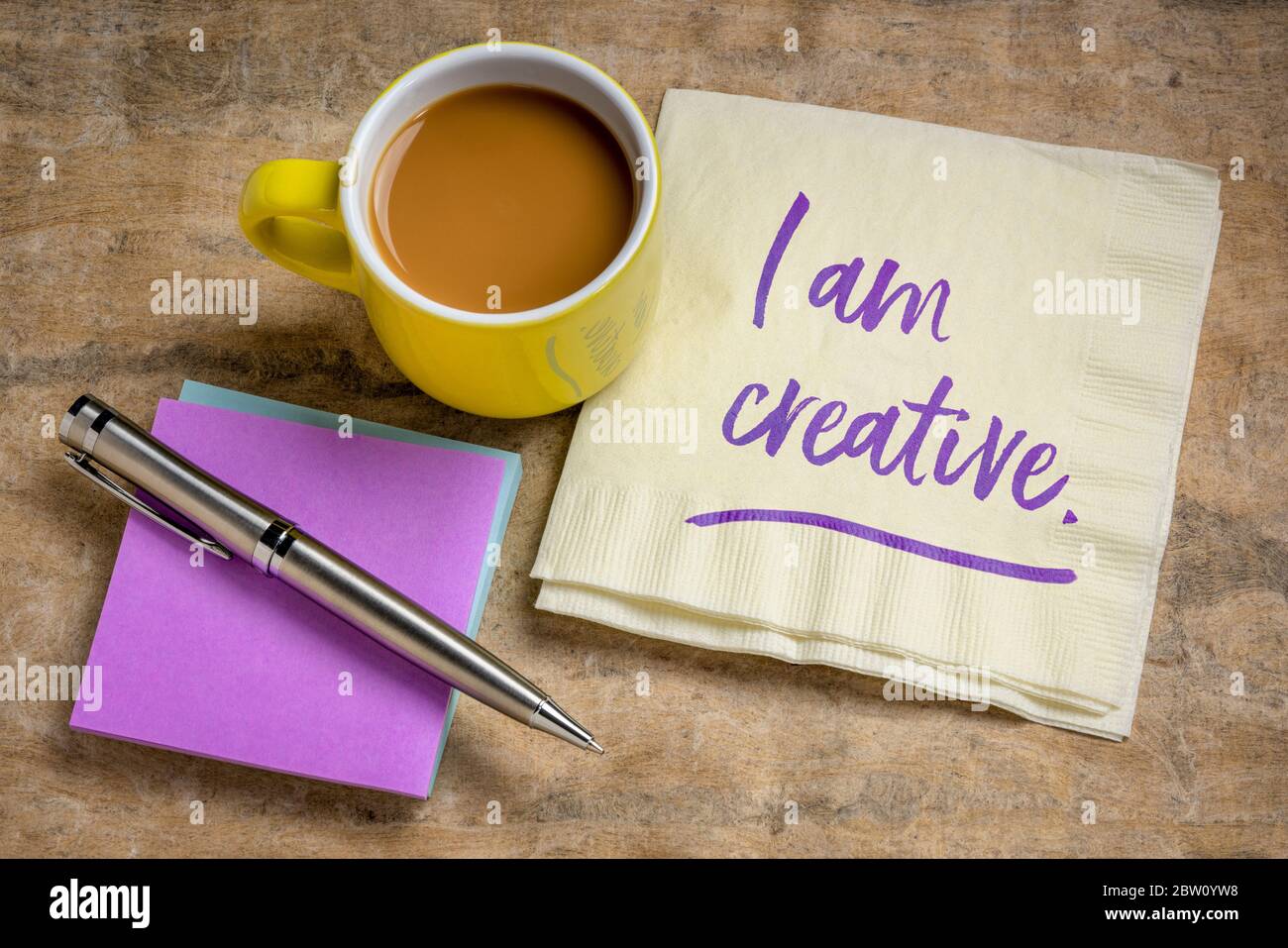 Ich bin kreativ positive Affirmation - Handschrift auf Serviette mit Kaffee, Kreativität und persönlichem Entwicklungskonzept Stockfoto
