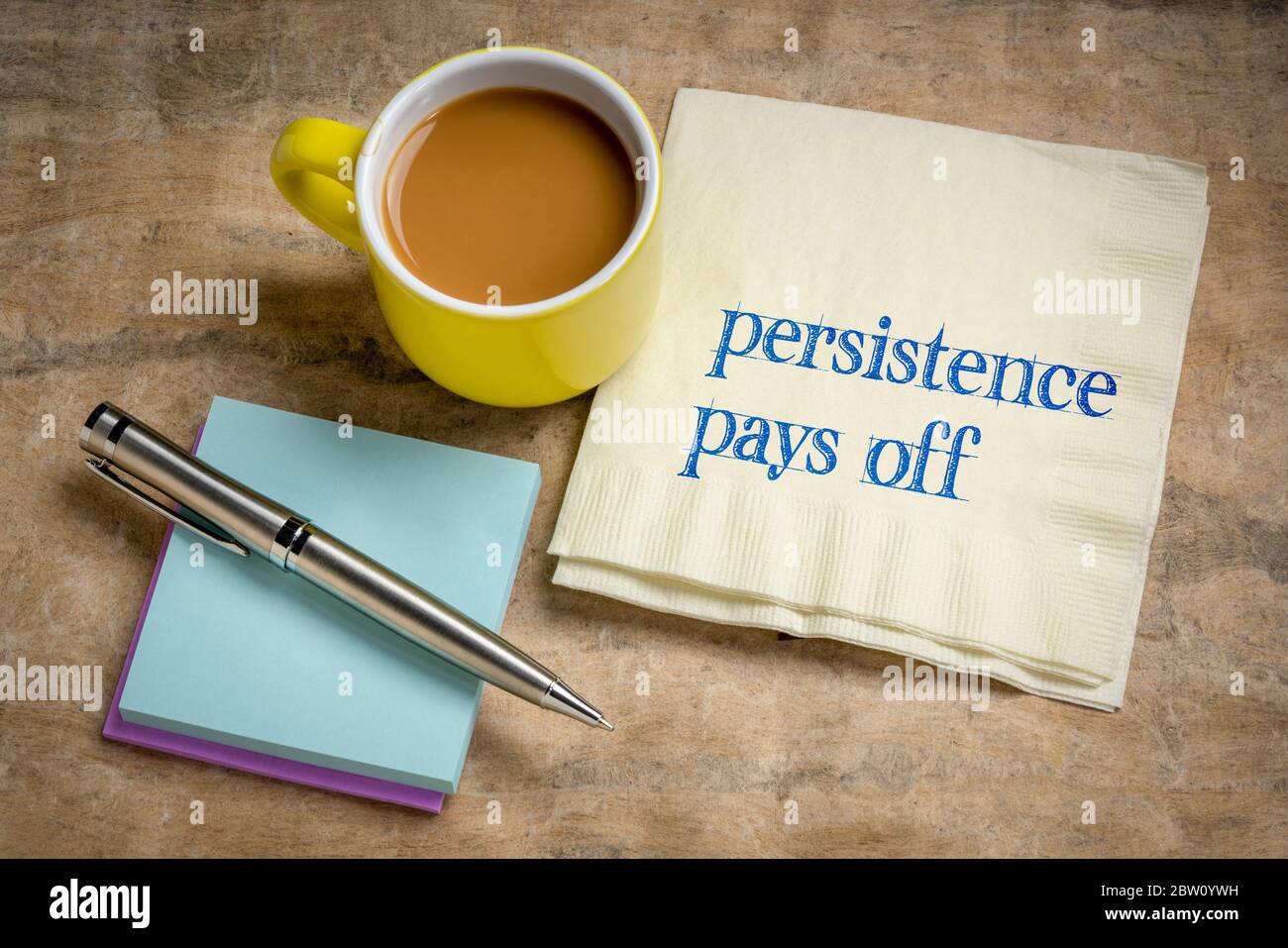 Persistenz zahlt sich aus inspirierende Note - Handschrift auf Serviette mit Kaffee, Entschlossenheit und Erfolgskonzept Stockfoto