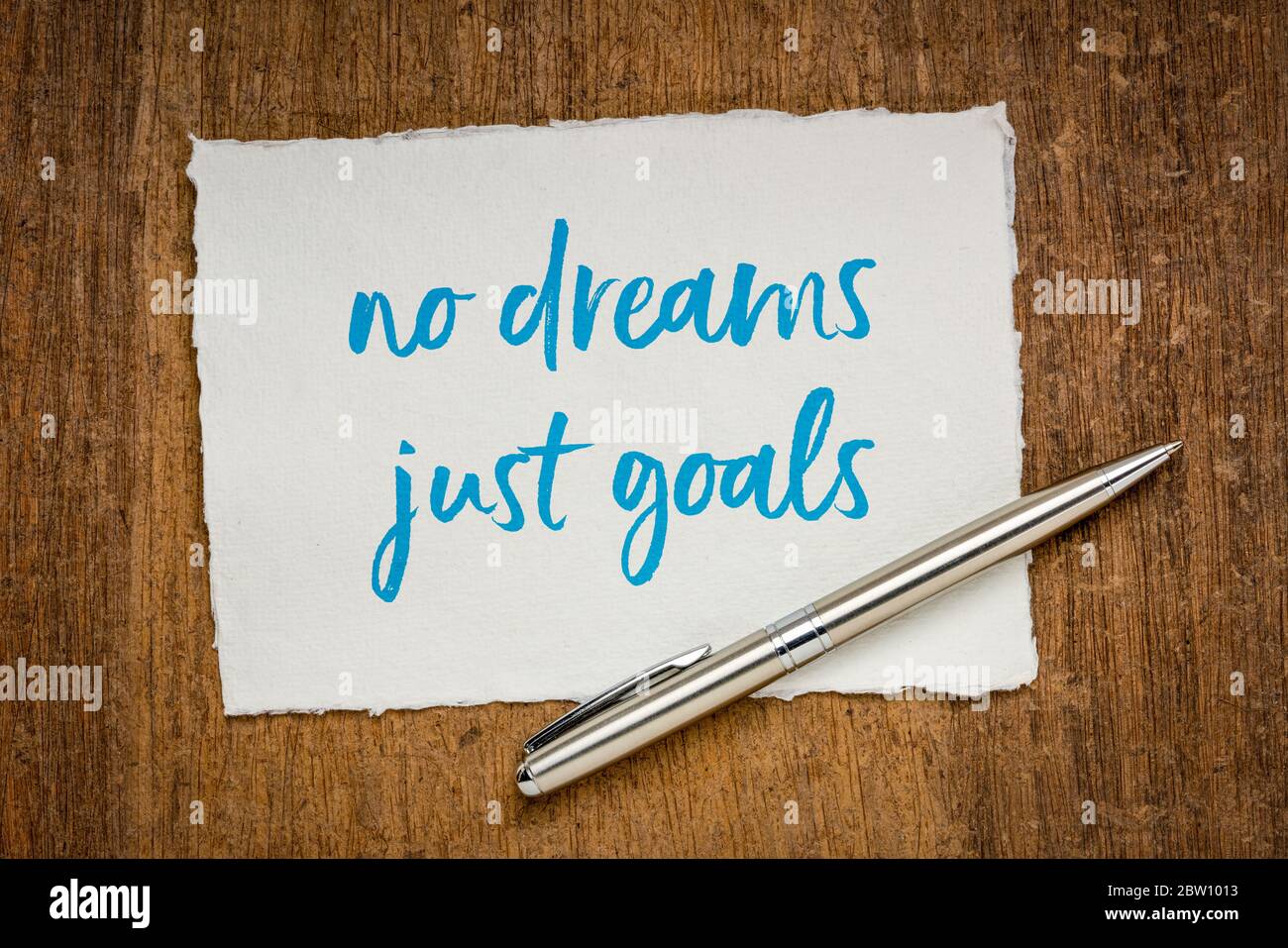 Keine Träume, nur Ziele Motivationsnotiz - Handschrift auf einem handgefertigten Lappen Papier, Ziel-Einstellung, Fokus und Bestimmung Konzept Stockfoto