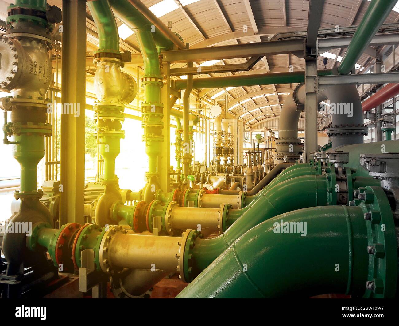 Wasserpumpe und Ausrüstung in Pumpenhaus Versorgungssystem Kraftwerk, Industriekonzept. Stockfoto