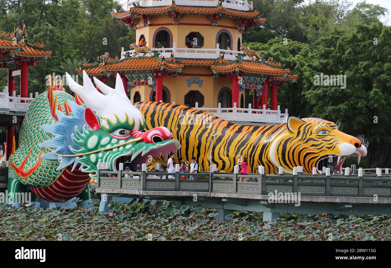 Der Sockel des Dragon Tiger Tower mit Touristen, die Fotos vor dem Drachenmund machen. Kaohsiung, Taiwan Stockfoto