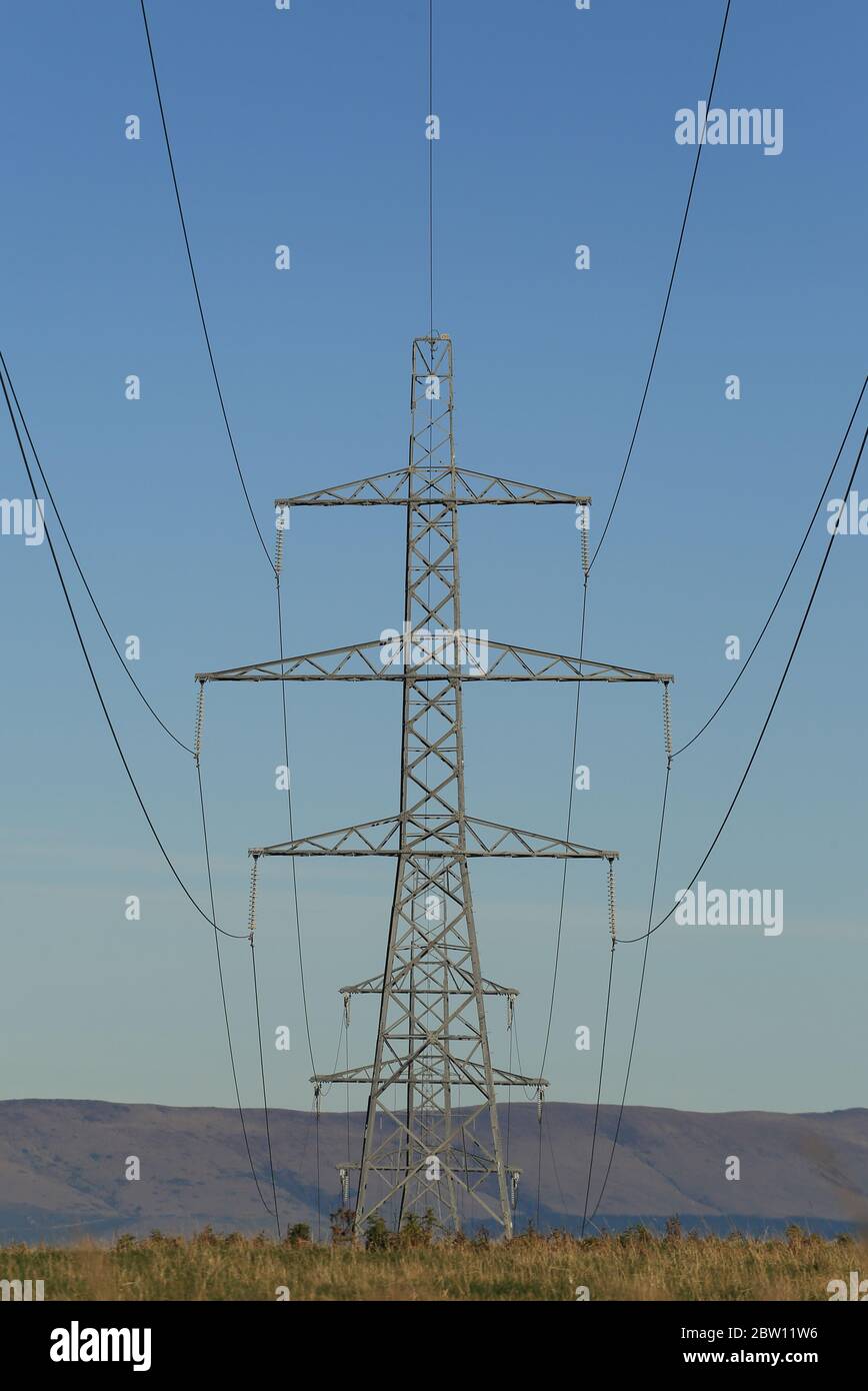 Strommasten gegen blauen Himmel Stockfoto