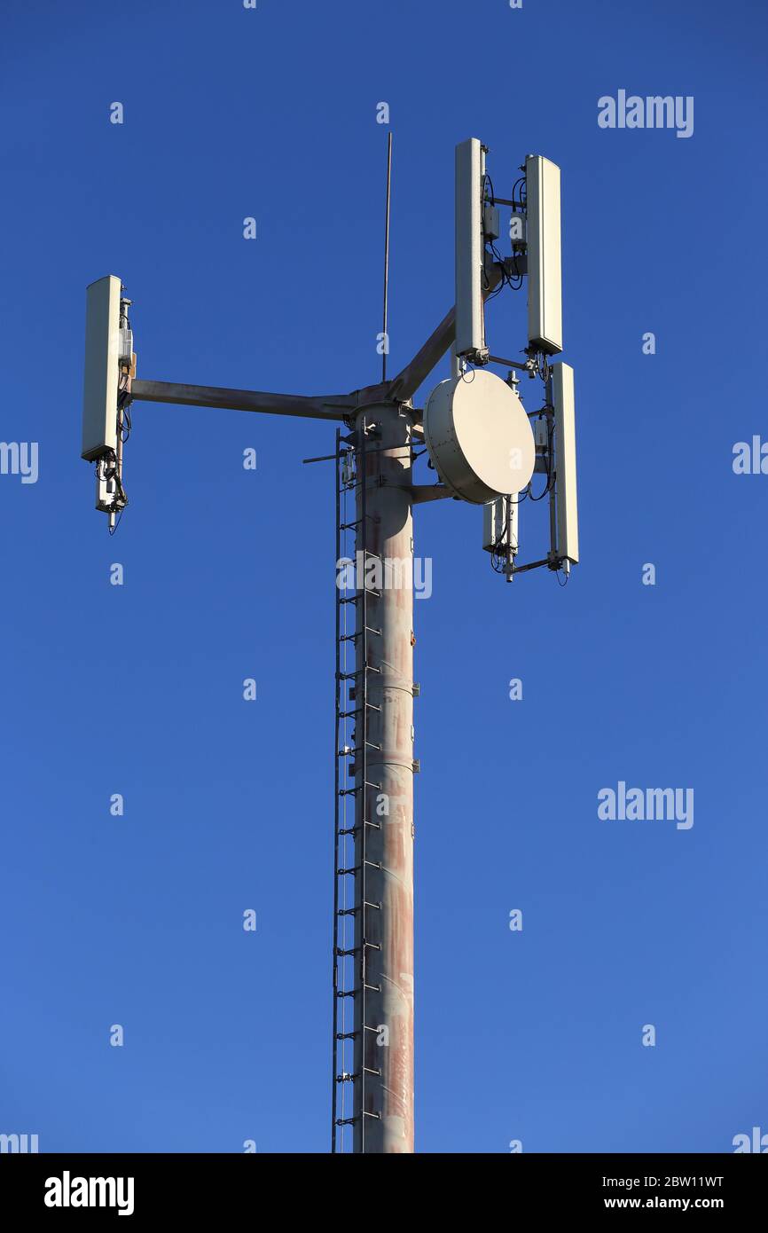 Handy-Tower gegen blauen Himmel Stockfoto