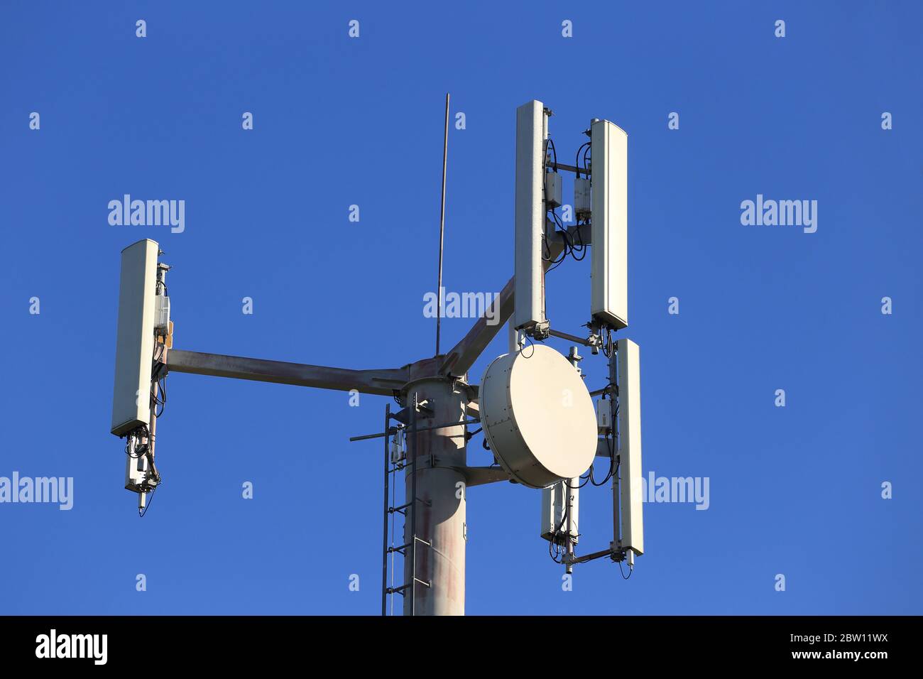Handy-Tower gegen blauen Himmel Stockfoto
