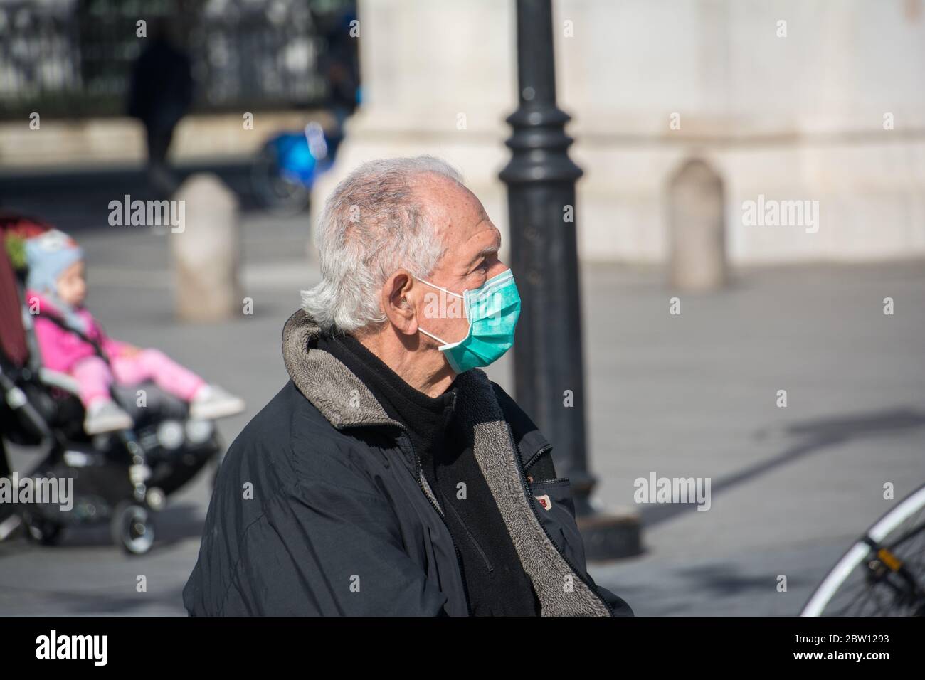 Älterer Mann mit Gesichtsmaske im Washington Square Park Manhattan Während der Covid-19 Pandemie Stockfoto