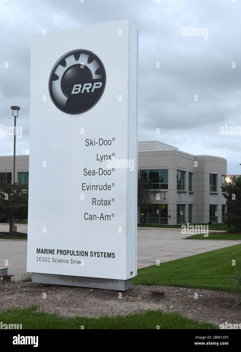 Sturtevant, Wisconsin, USA. Mai 2020. BRP (Bombardier Recreational Products) hat am Donnerstag, den 28. Mai 2020, die sofortige Einstellung der Produktion seiner Evinrude Außenbordmotoren in Sturtevant, Wisconsin, angekündigt. Mit dem Produktionsende der Evinrude E-TEC und E-TEC G2 Außenbordmotoren gehen 387 Arbeitsplätze verloren. Quelle: Mark Hertzberg/ZUMA Wire/Alamy Live News Stockfoto