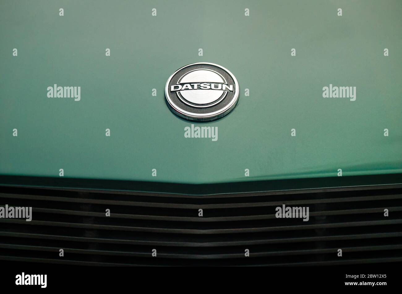 Toronto Kanada 08 18 18 Datsun Emblem Auf Der Motorhaube Des 1971 Datsun 240z Coupe Oldtimer Sportwagen Von Racing Green Farbe Von Nissan Motor Co Stockfotografie Alamy Toronto Kanada 08 18 18 Datsun Emblem Auf Der Motorhaube Des 1971 Datsun 240z Coupe Oldtimer Sportwagen Von Racing Green Farbe Von Nissan Motor Co Stockfotografie Alamy