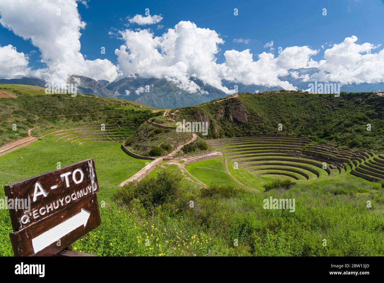 Q'echuyoqmuyu Terrasse im Heiligen Tal von Peru in der Nähe von Moray mit Anden entfernt. Stockfoto