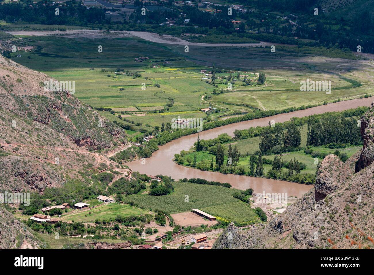 Blick auf den Urubamba Fluss im Heiligen Tal von Peru bei Maras. Stockfoto