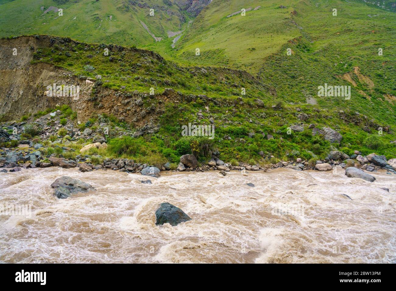 Tosenden Urubamba Fluss entlang Inca Trail auf dem Weg nach Machu Picchu. Stockfoto