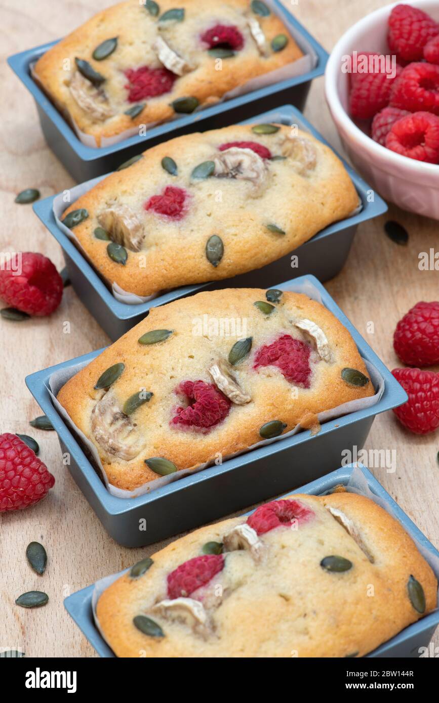 Hausgemachte Mini-Bananen und Himbeer-Laib Kuchen Stockfoto