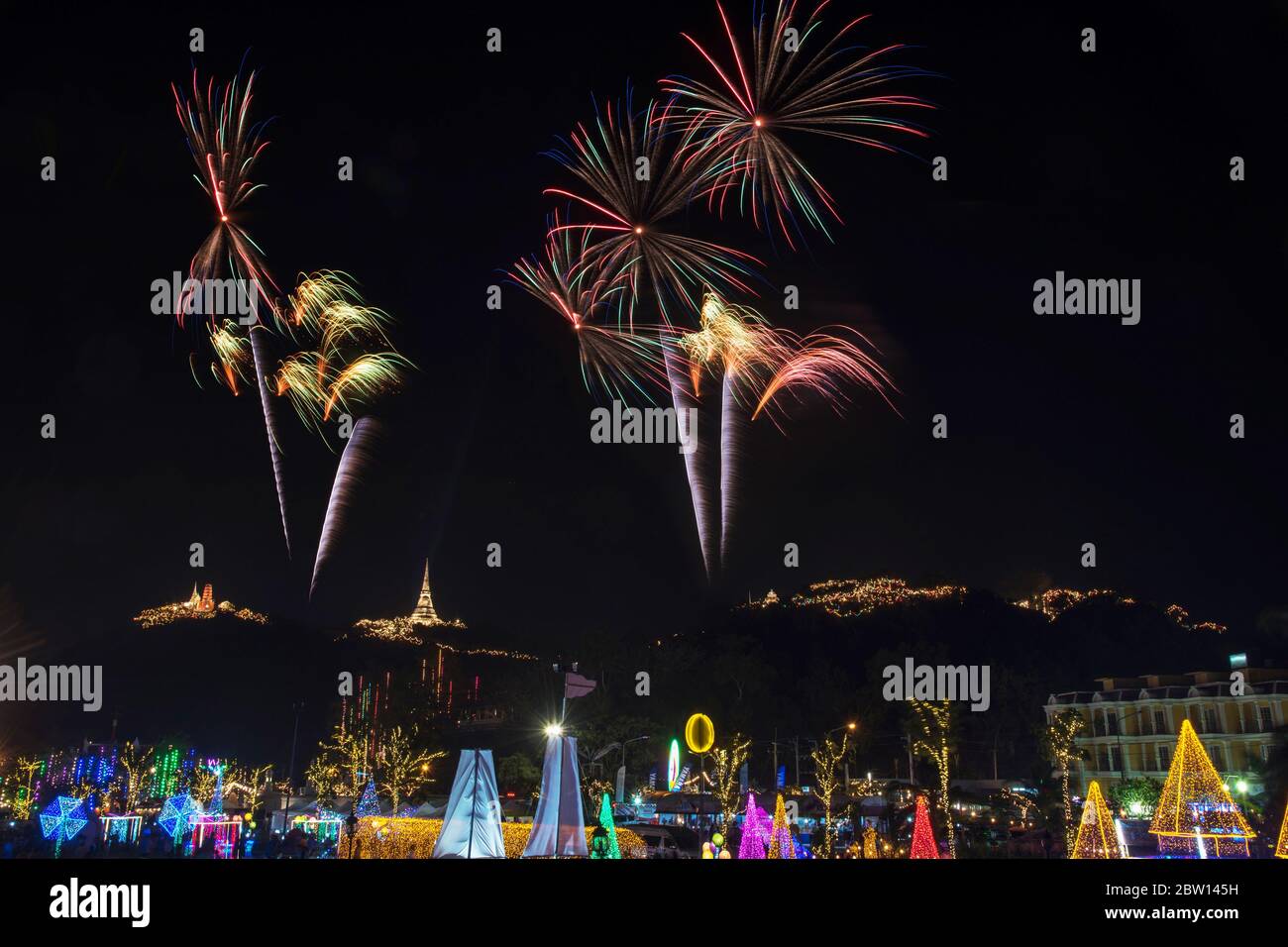 Schönes Feuerwerk im Nachtlicht am Phra NakhonKhiri (Khao-Wang) Festival, Phetchaburi Provinz in Thailand-10 Februar 2018 Stockfoto