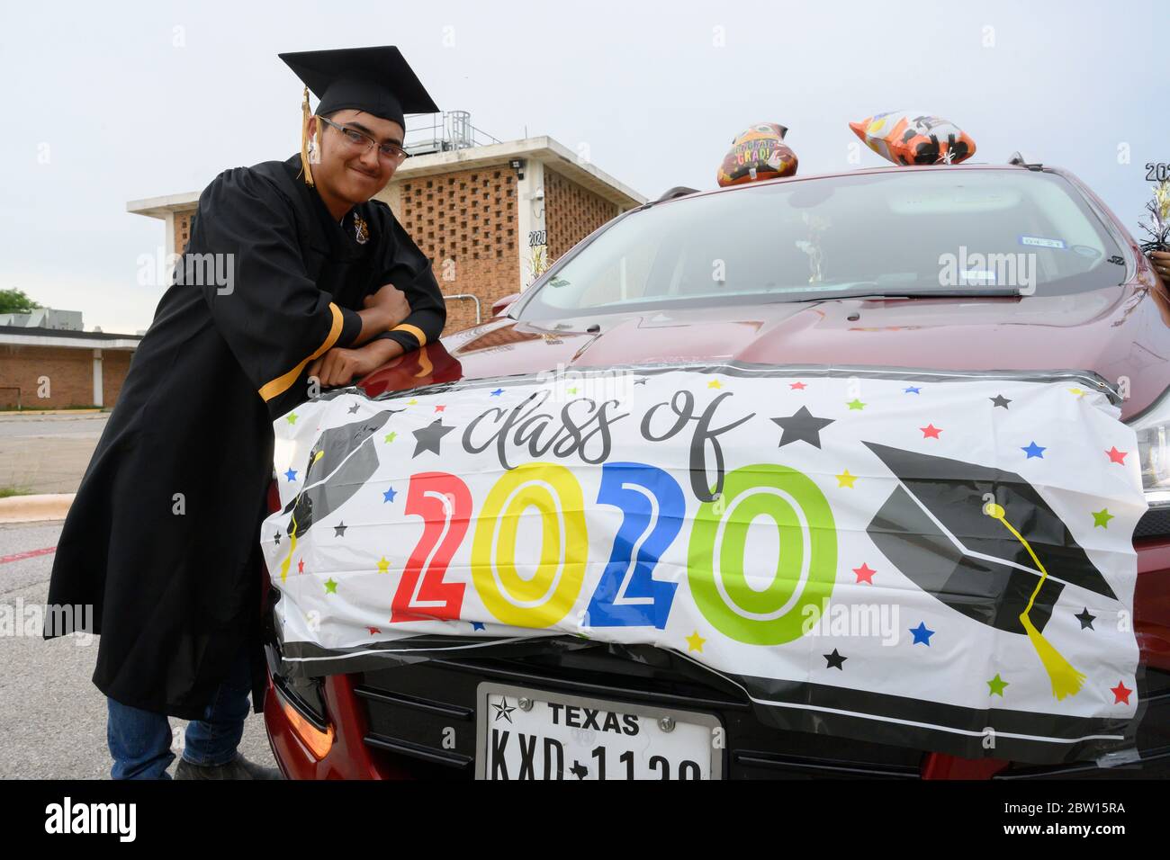 Absolventen der Navarro Early College High School, darunter Jorge Ochoa, warten darauf, am 28. Mai 2020 durch ihre Nachbarschaft in North Austin, Texas, zu marschieren, während sie ein akademisches Finale feiern, das durch die Coronavirus-Pandemie verkürzt wurde. Stockfoto