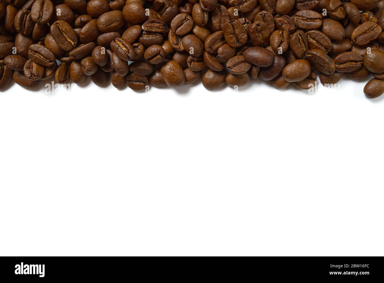 Textur der Kaffeebohnen. Geröstete Kaffeebohnen Hintergrund. Schließen Sie Kaffeebohnen mit Kopierraum auf weißem Hintergrund Stockfoto
