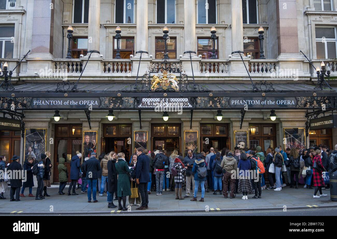 Ihr Majestys Theatre in London zeigt Phantom der Oper mit Menschen, die draußen auf die Matinee-Performance warten. Stockfoto