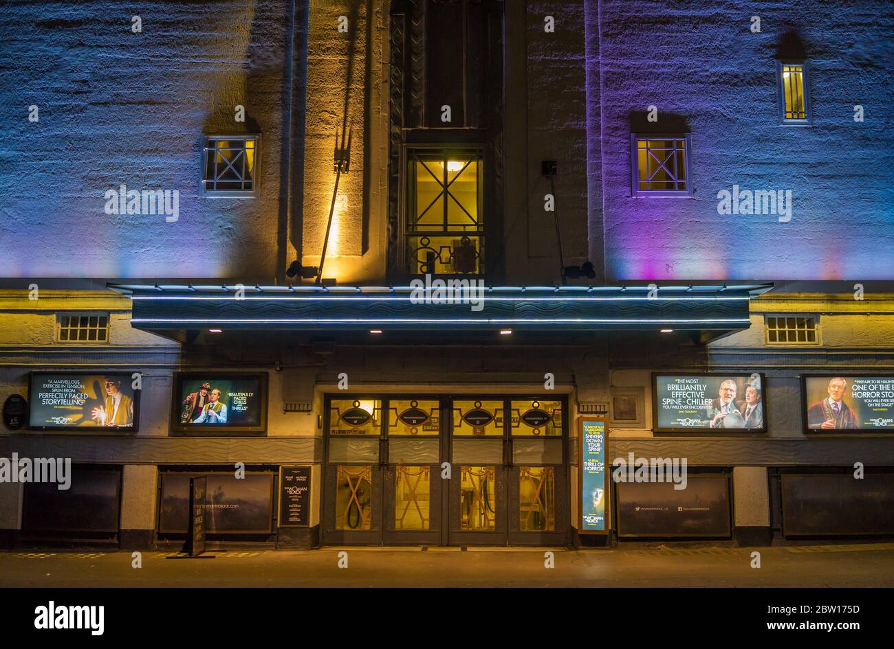 Das Fortune Theater in Covent Garden, das nachts von außen zu sehen ist, zeigt Frau in Schwarz. London Stockfoto