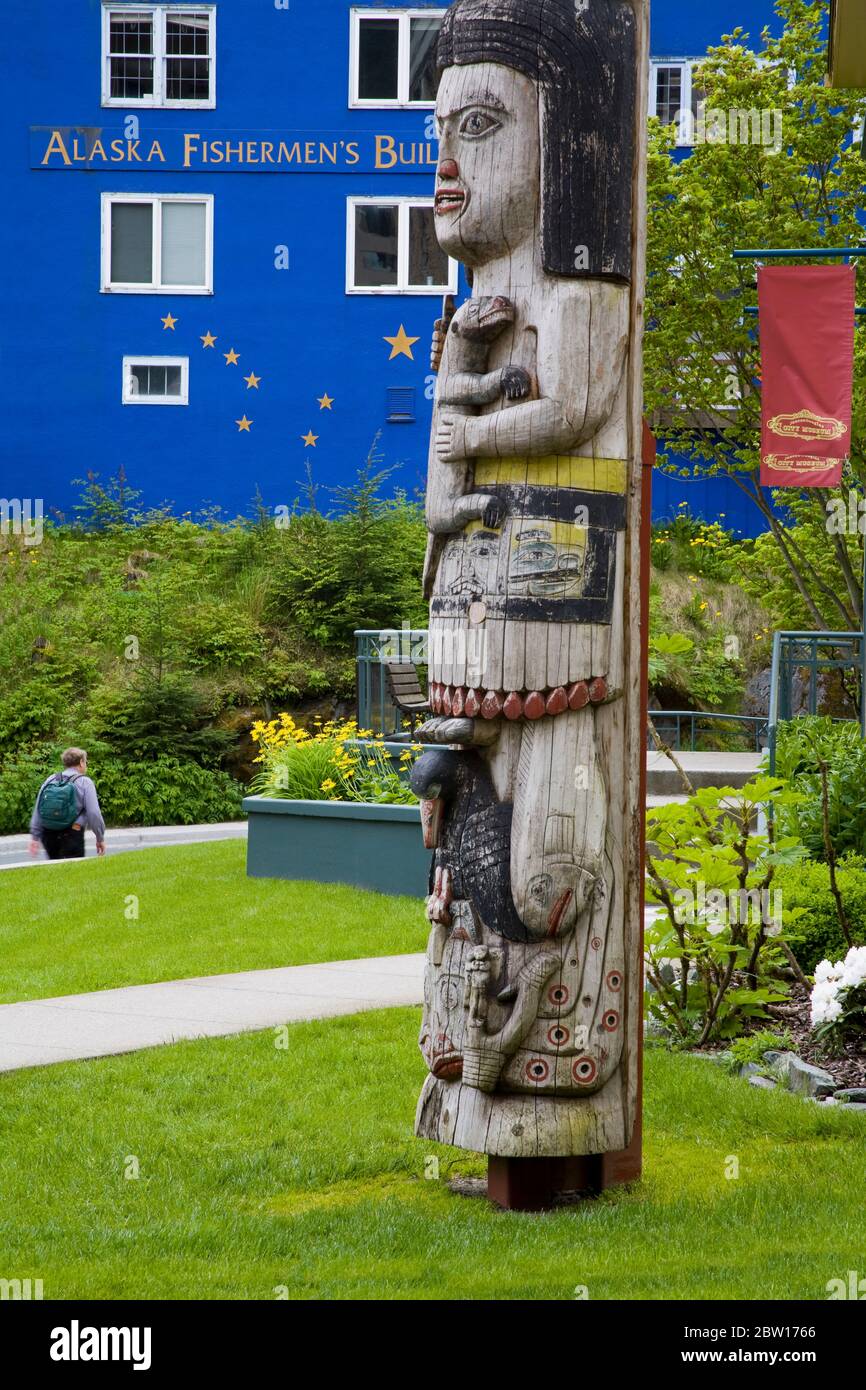 Alaska Fishermen's Building & totem Pole von John Wallace, Juneau, Southeast Alaska, USA Stockfoto