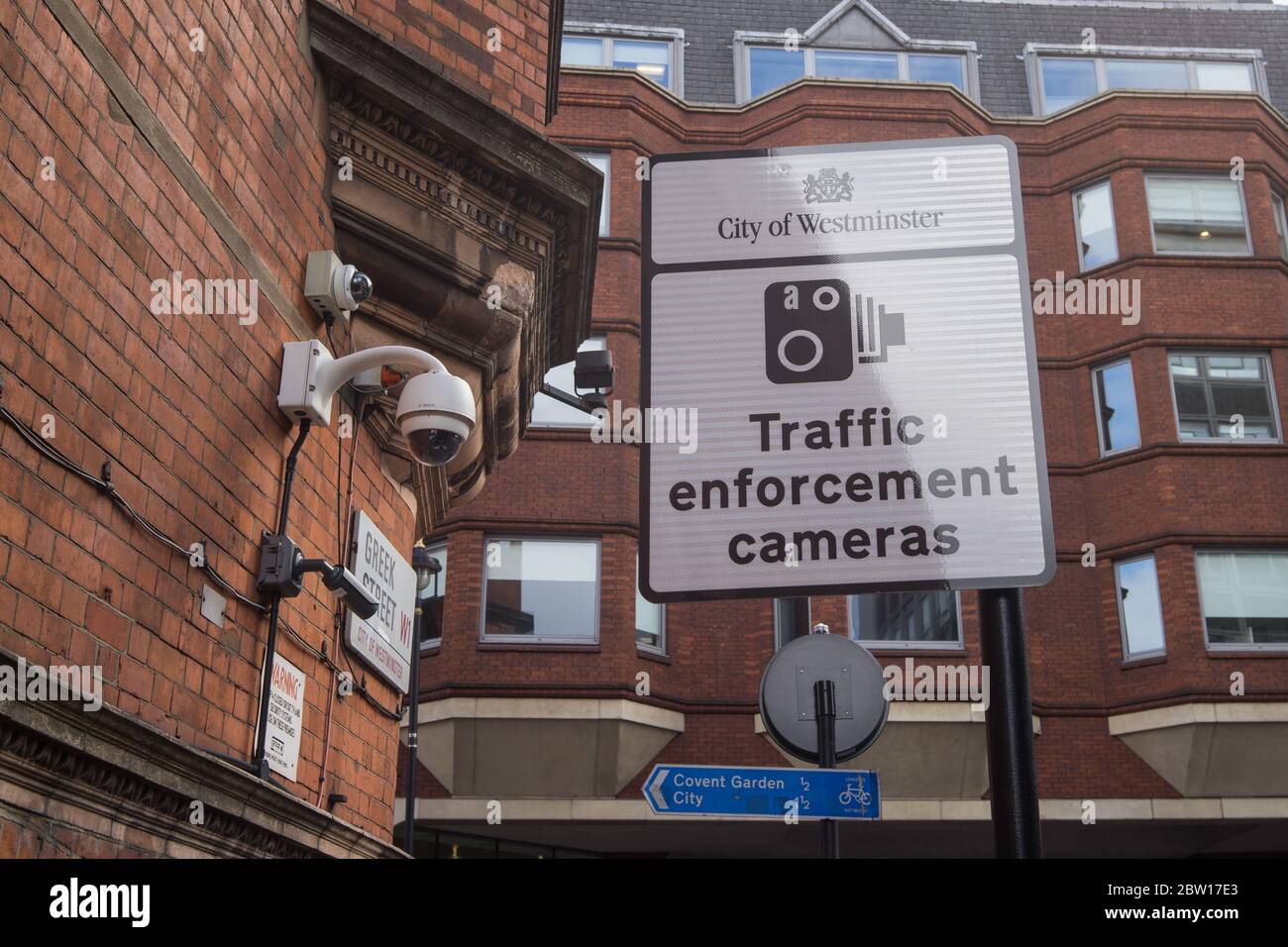 Verkehrsschild mit CCTV-Kameras, die an einer Mauer hängen. London Stockfoto