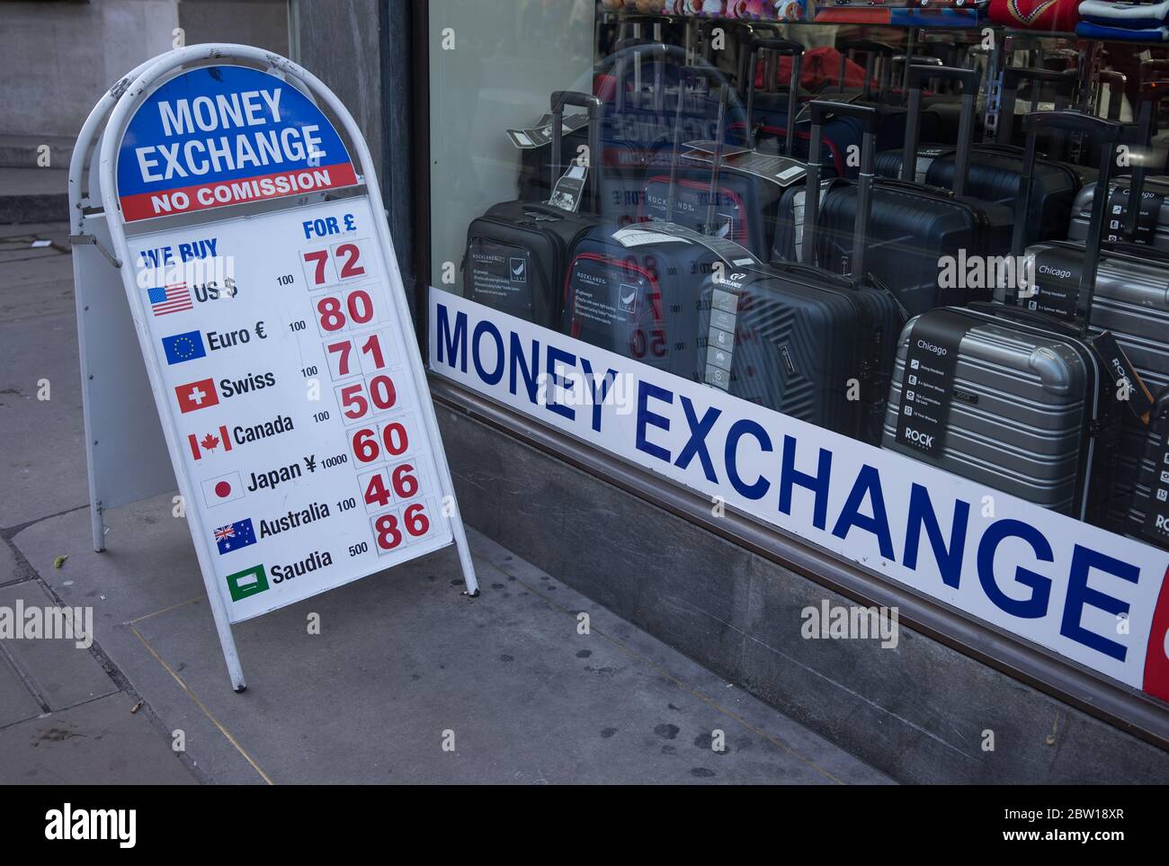 Geldwechselzeichen, das die neuesten Wechselkurse auf der Oxford Street anzeigt. London Stockfoto