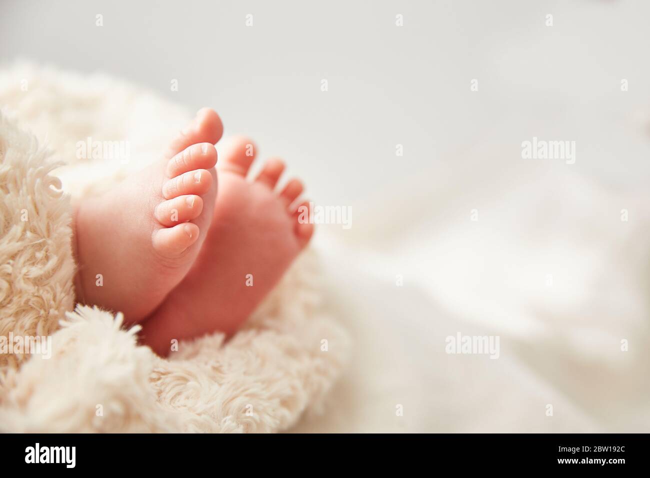 Baby Beine Nahaufnahme. Grußkarte mit Copyspace. Familienkonzept. Stockfoto