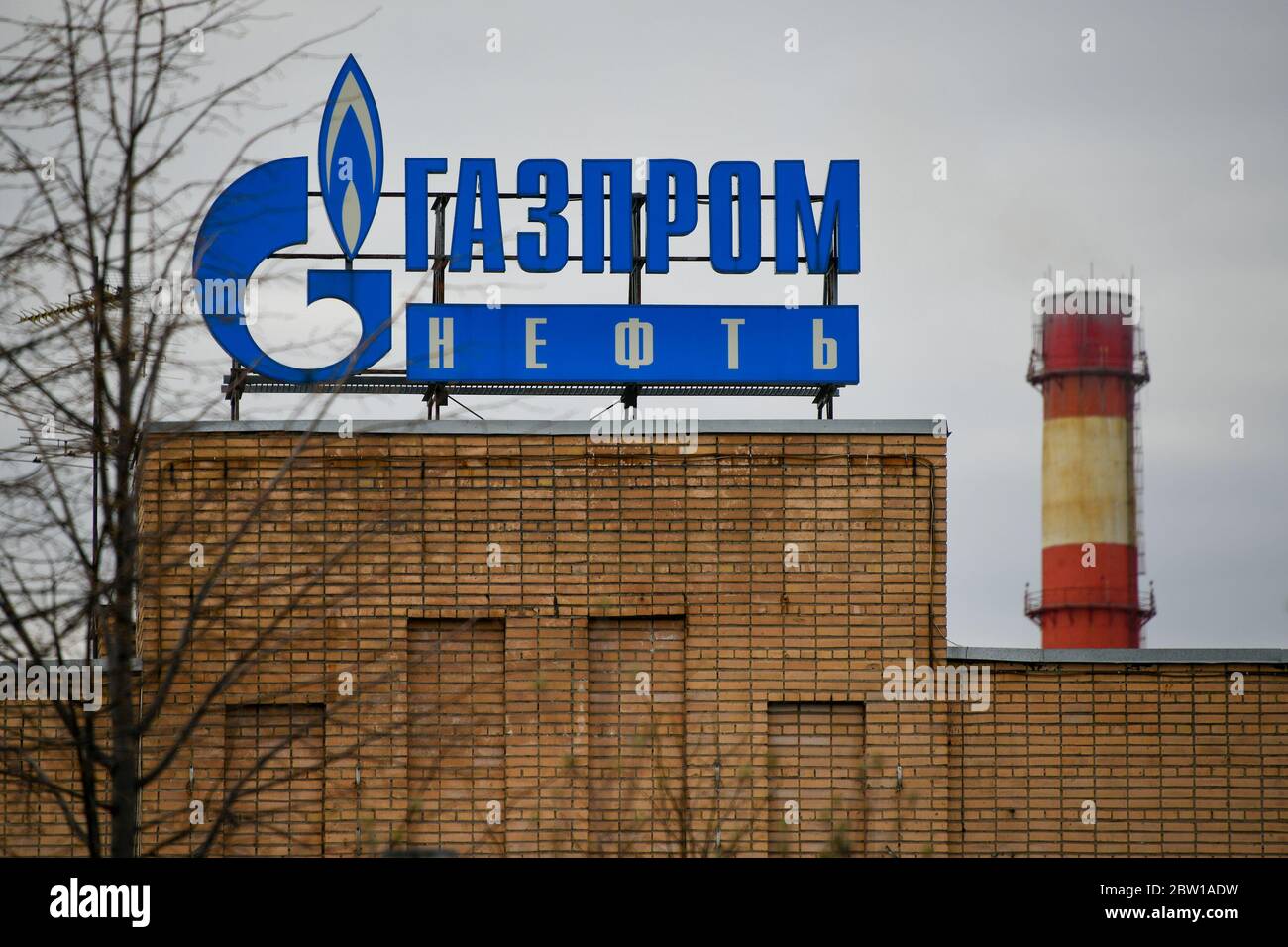 Moskau, Russland. Mai 2020. Logo der Gazprom Ölgesellschaft auf dem Verwaltungsgebäude in Moskau, Russland. Stockfoto