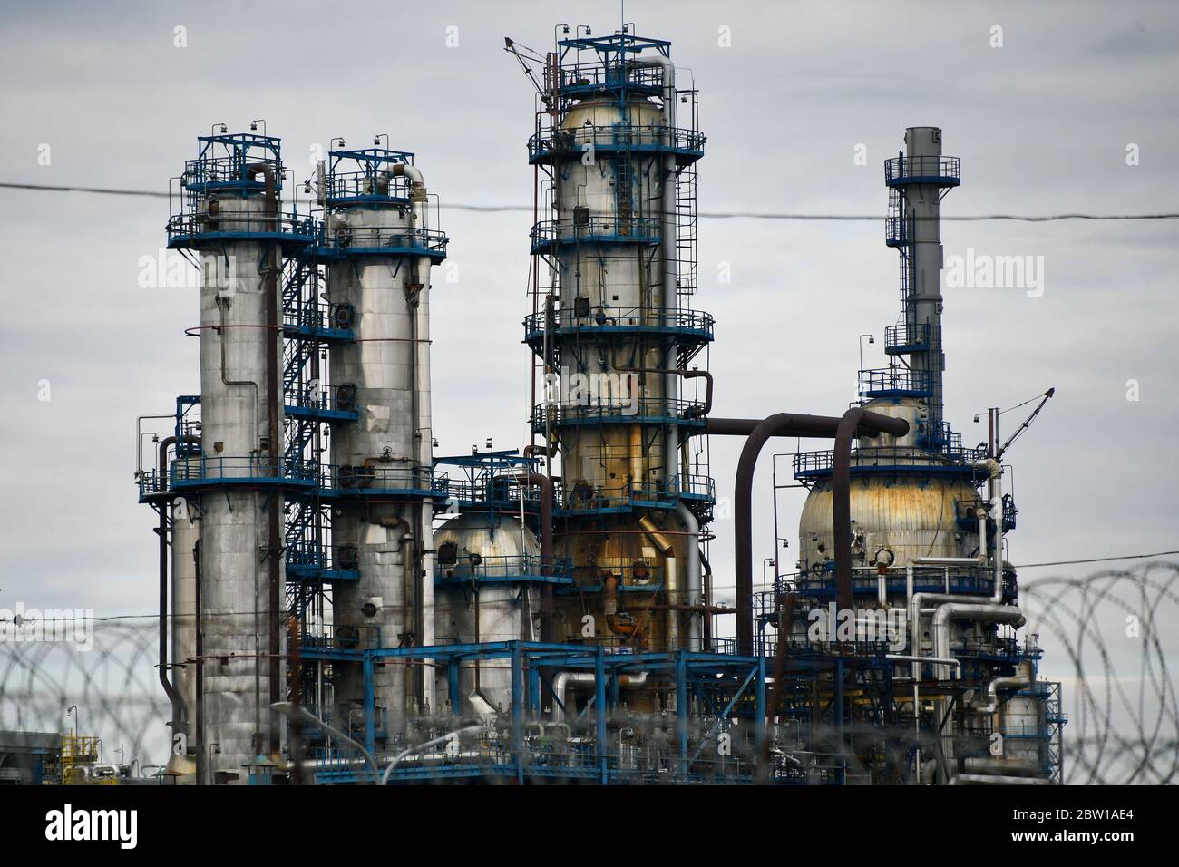 Moskau, Russland. Mai 2020. Rohre der Moskauer Erdölraffinerie in der Industriezone Chagino-Kapotnya in Moskau, Russland. Stockfoto