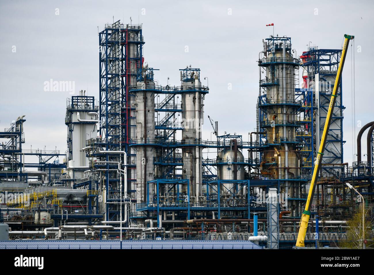 Moskau, Russland. Mai 2020. Rohre der Moskauer Erdölraffinerie in der Industriezone Chagino-Kapotnya in Moskau, Russland. Stockfoto