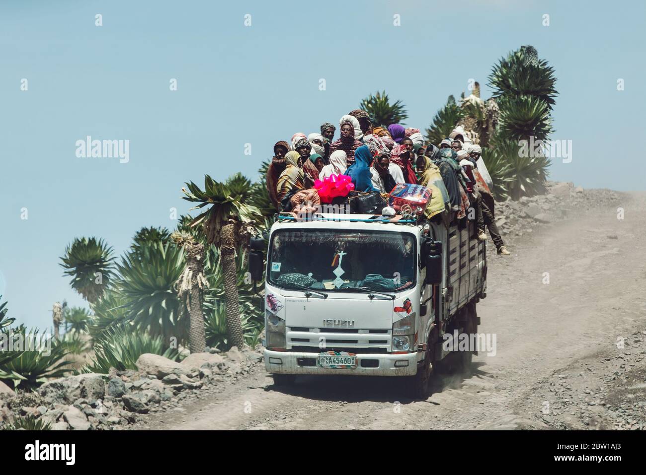 SIMIEN MOUNTAIN, ÄTHIOPIEN, 24. April 2019, Menschen, die gefährlich auf LKW reisen, in Simien Mountains, Äthiopien, April 24. 2019 Stockfoto