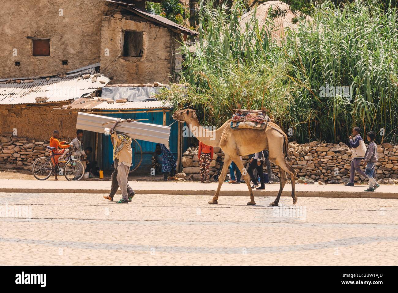 AXUM, ÄTHIOPIEN, 27. APRIL 2019: Mann mit Kamel im Zentrum von Aksum transportiert Fracht am 27. April 2019 in Aksum, Äthiopien Afrika Stockfoto