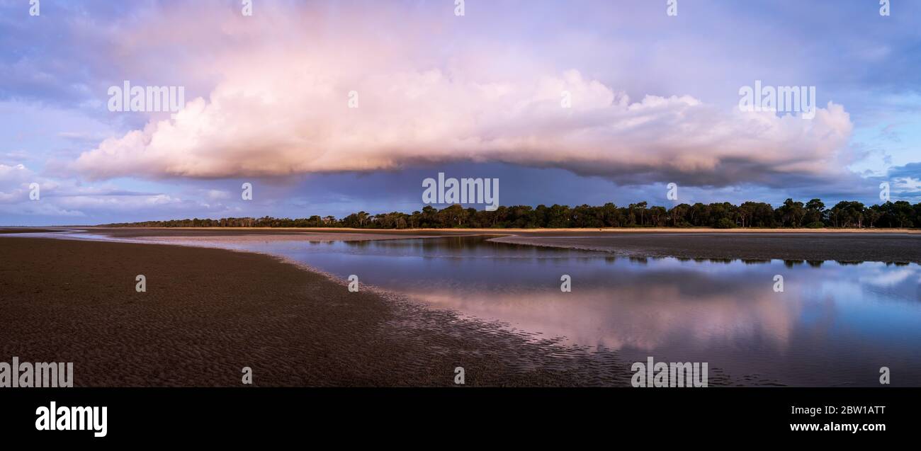 Sturmwolke über dem Wasserpanorama Stockfoto