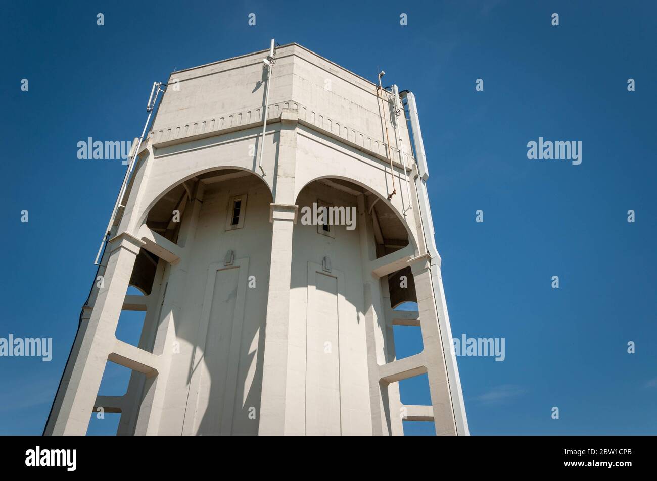 SPALDING, LINCOLNSHIRE / UK - 20. Mai 2020: Pinchbeck Wasserturm mit Stahlbetonträgern Stockfoto