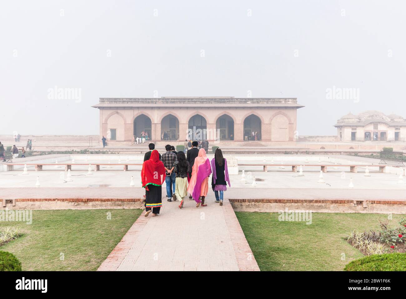 Frauen mit Pujab Kleid, Palastbereich von Lahore Fort, Zitadelle des Moghul-Reiches, Lahore, Punjab Provinz, Pakistan, Südasien, Asien Stockfoto
