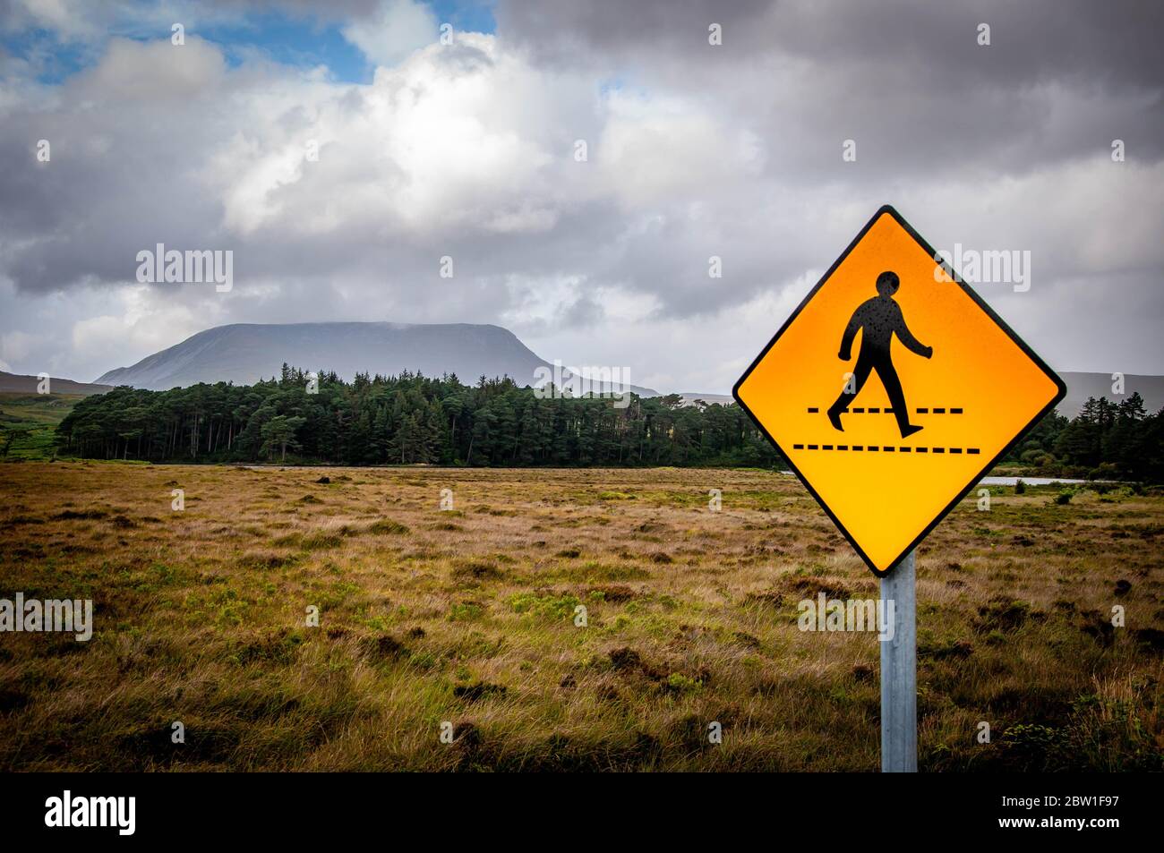 Irish Fußgängerüberweg Straßenschild in der Mitte der Wildnis neben flachen Gipfel Muckish Mountain in der Derryveagh Range, County Donegal, Irland Stockfoto