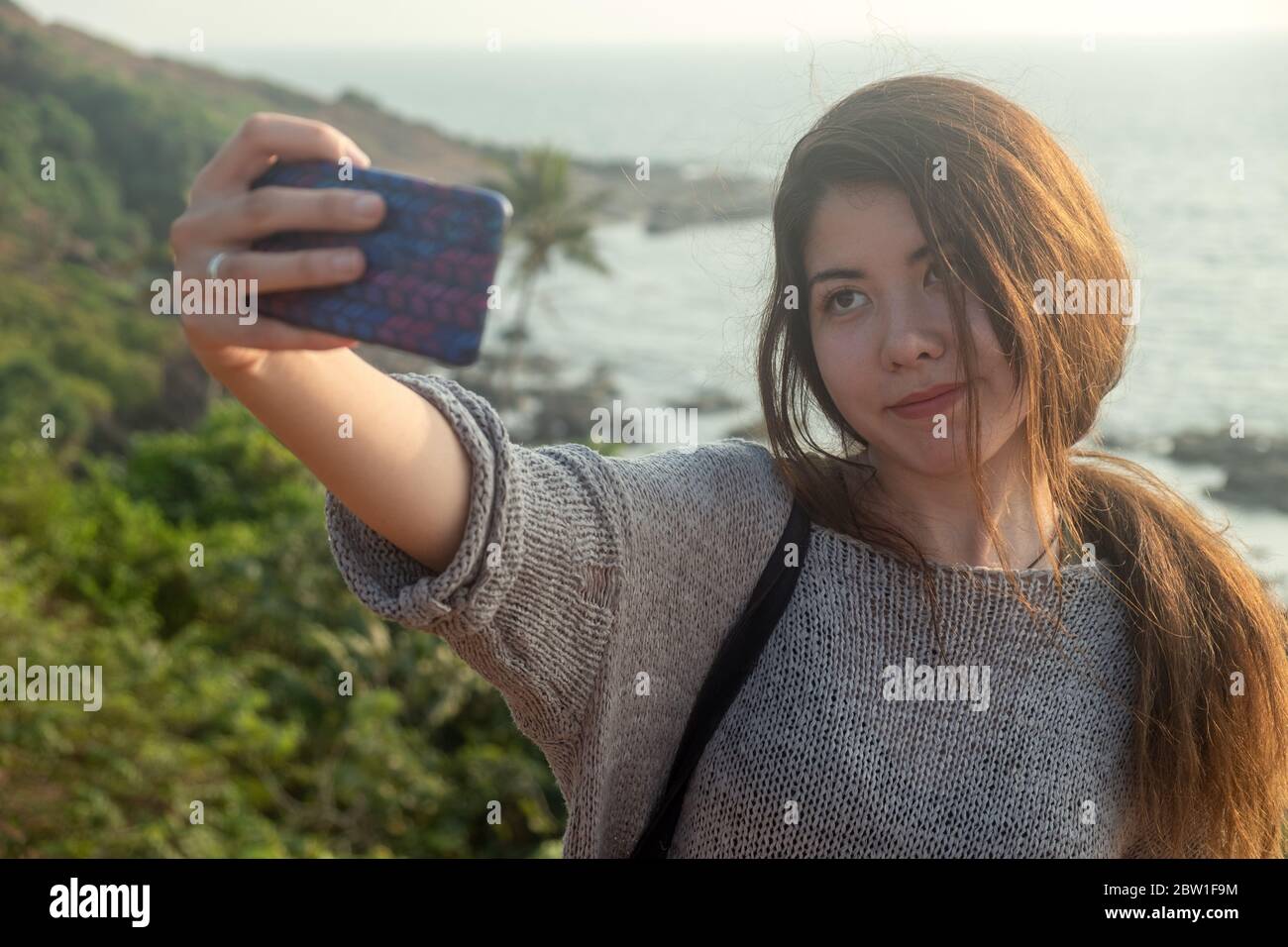 Junge Frau, die um Goan Küste Strand in Indien County. Stockfoto