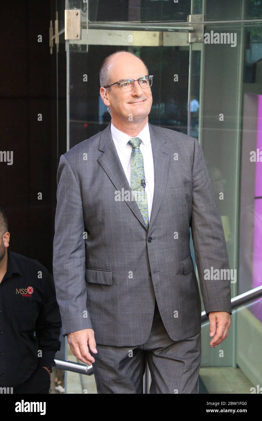 Sicherheitskräfte versuchen, Fotos von Samantha Armytage zu stoppen, während das Sunrise Team vor den Studios in Martin Place filmt. Im Bild: David Koch. Stockfoto