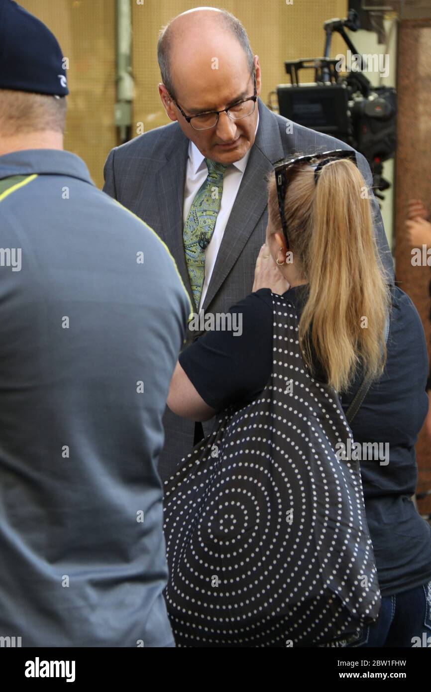 Sicherheitskräfte versuchen, Fotos von Samantha Armytage zu stoppen, während das Sunrise Team vor den Studios in Martin Place filmt. Im Bild: David Koch. Stockfoto