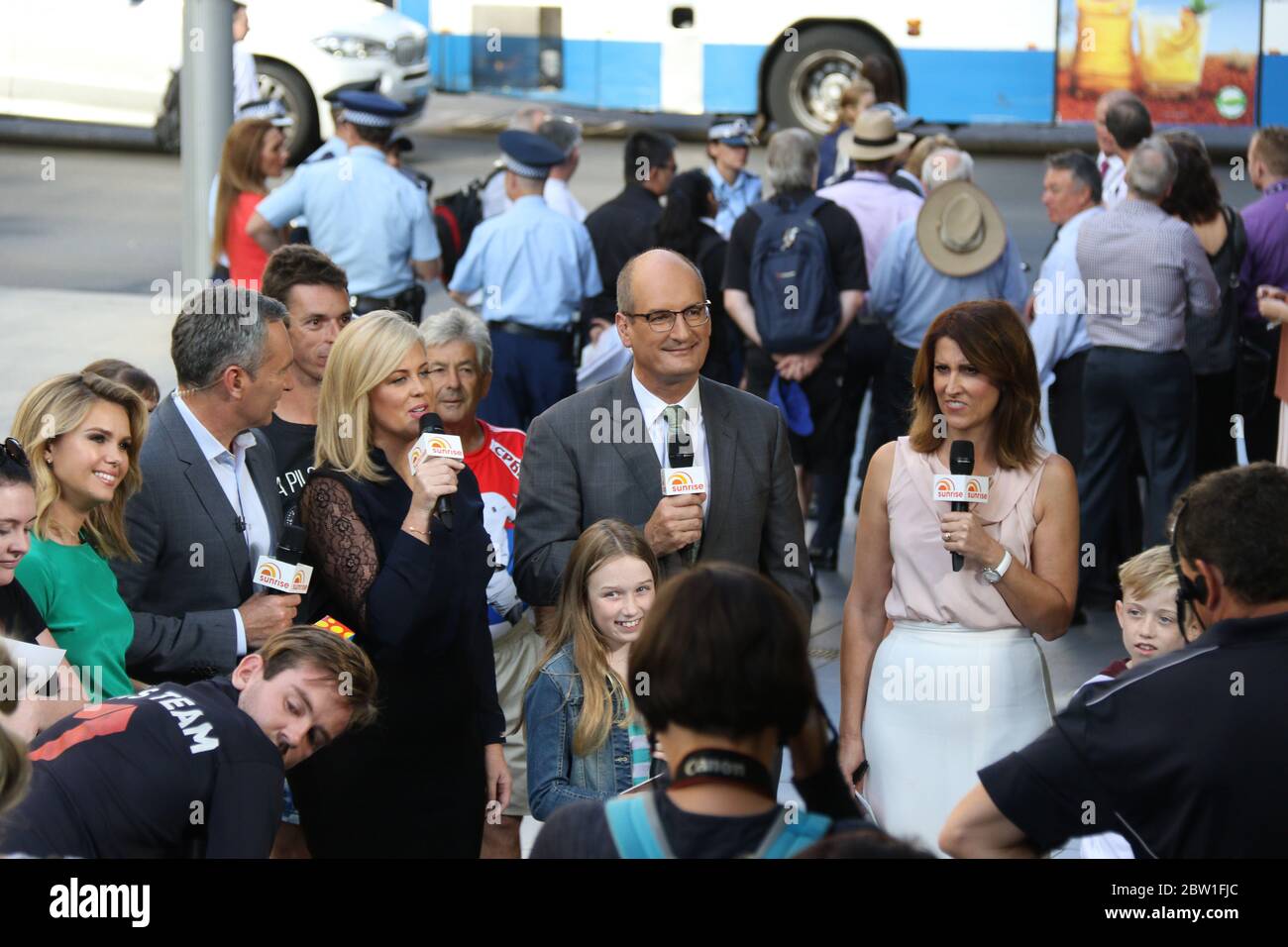 Sunrise Teamfilm außerhalb der Studios in Martin Place. Im Bild, L-R: Edwina Bartholomew, Mark Beretta, Samantha Armytage, David Koch und Natalie Barr. Stockfoto