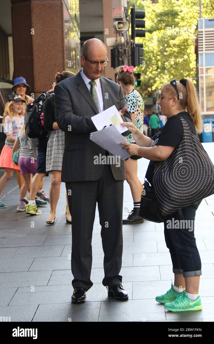 Sicherheitskräfte versuchen, Fotos von Samantha Armytage zu stoppen, während das Sunrise Team vor den Studios in Martin Place filmt. Im Bild: David Koch. Stockfoto