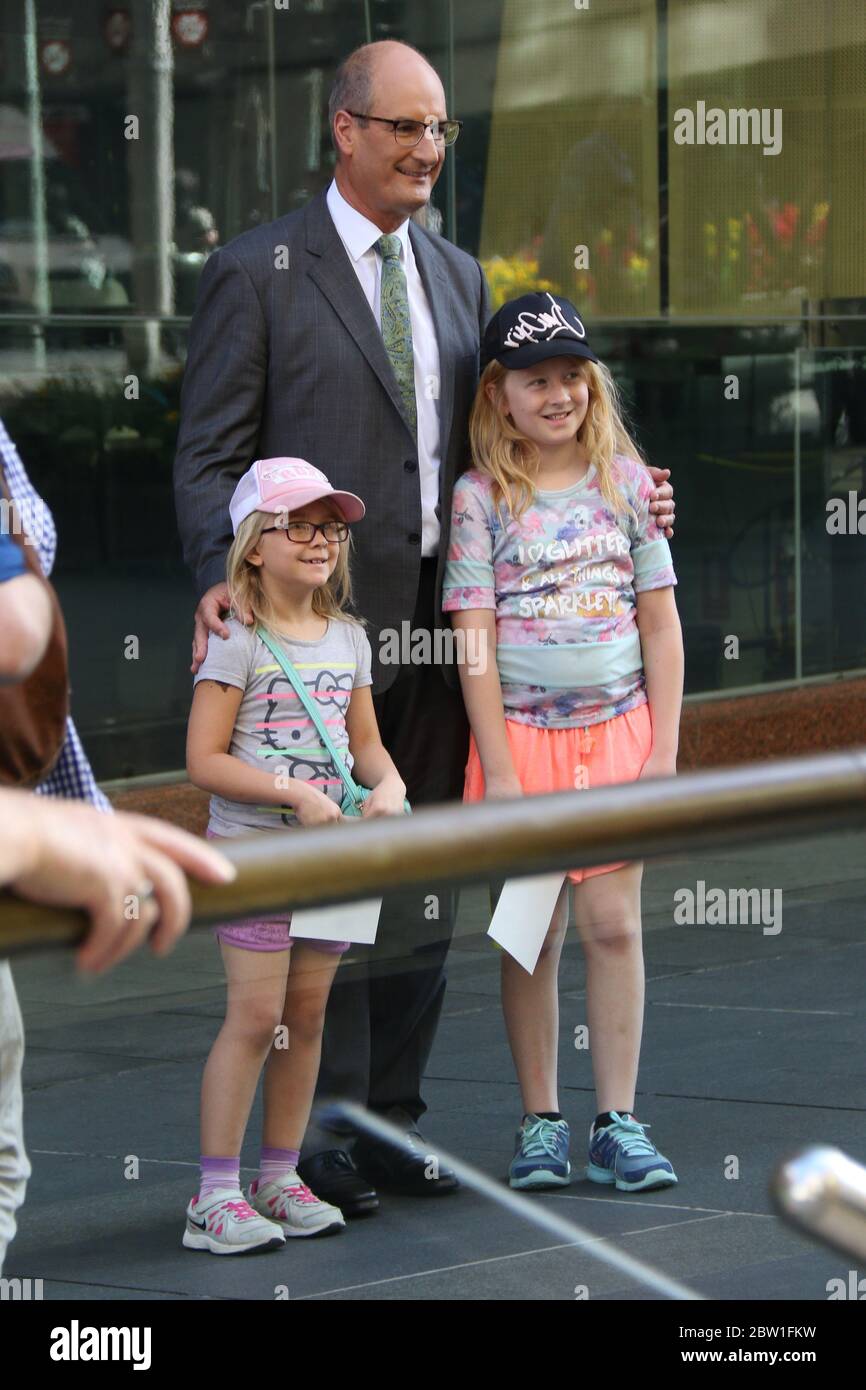 Sicherheitskräfte versuchen, Fotos von Samantha Armytage zu stoppen, während das Sunrise Team vor den Studios in Martin Place filmt. Im Bild: David Koch. Stockfoto