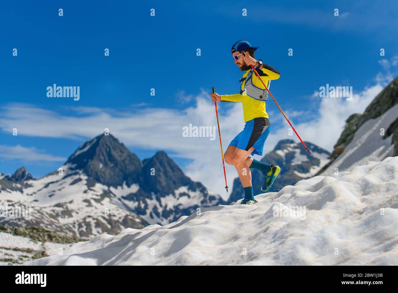 Üben Sie Skyrunning in großer Höhe auf dem Schnee während der Abfahrt , Stockfoto