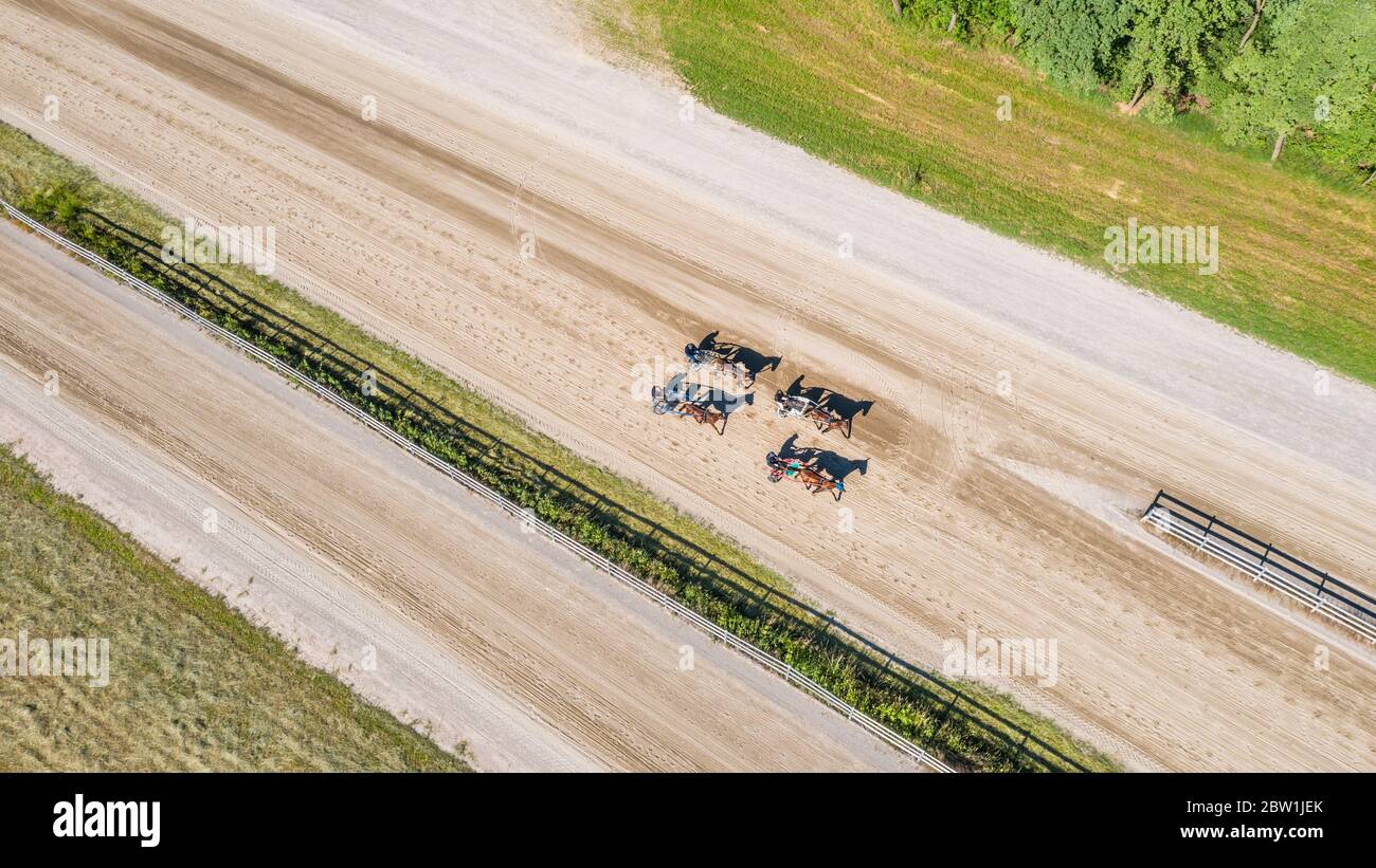 Pferderennen mit Sulky, Luftaufnahme Stockfoto