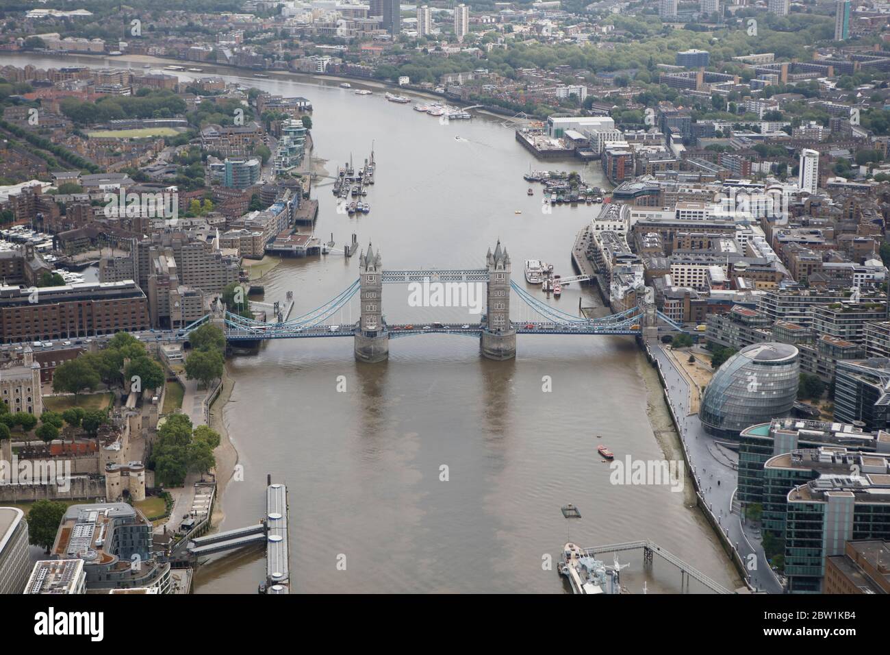 Luftaufnahme der Tower Bridge in London, Großbritannien Stockfoto