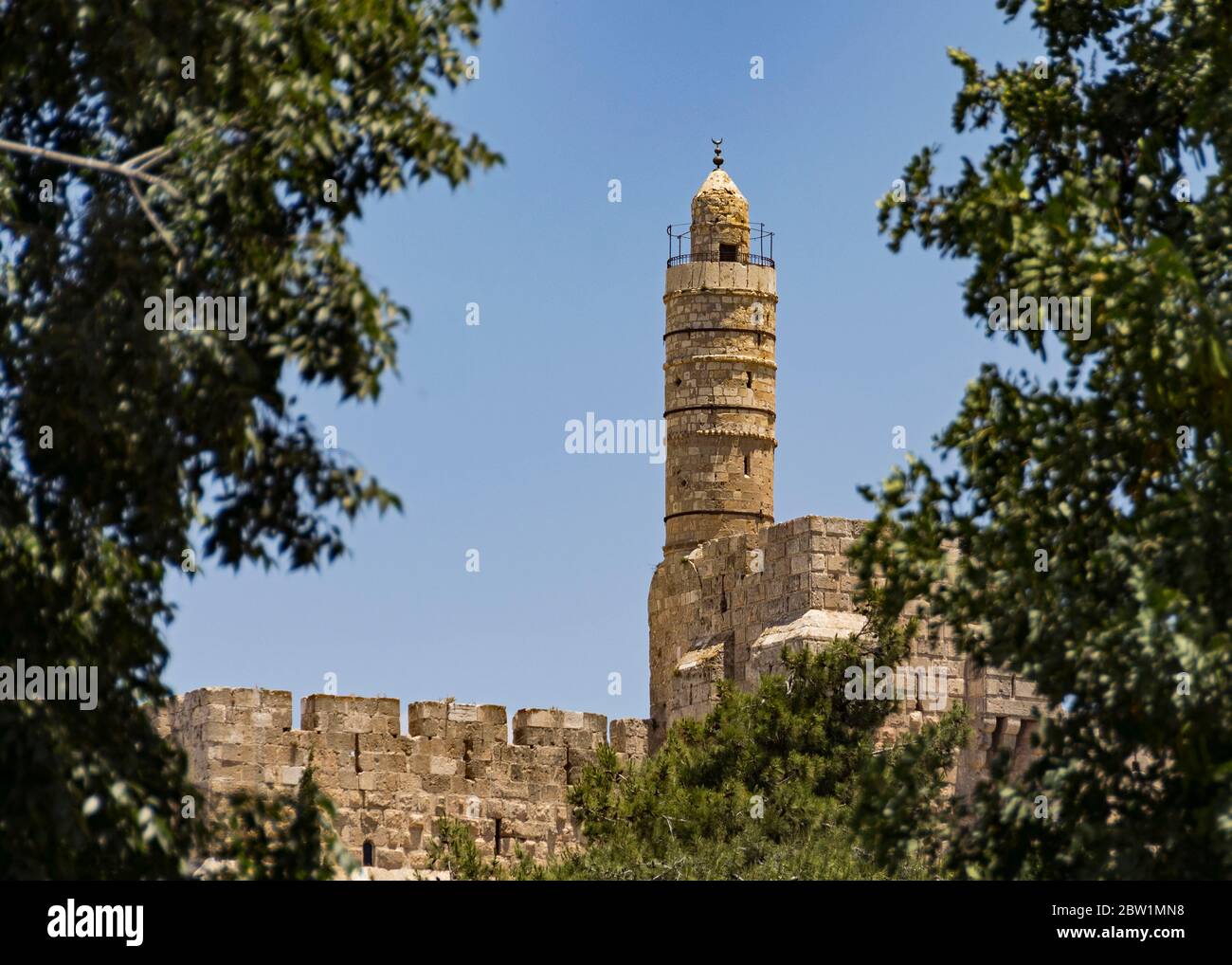 Turm von david migdal david Zitadelle Moschee und Museum in der Altstadt von jerusalem israel von verschwommenen Vordergrund Laub eingerahmt Stockfoto