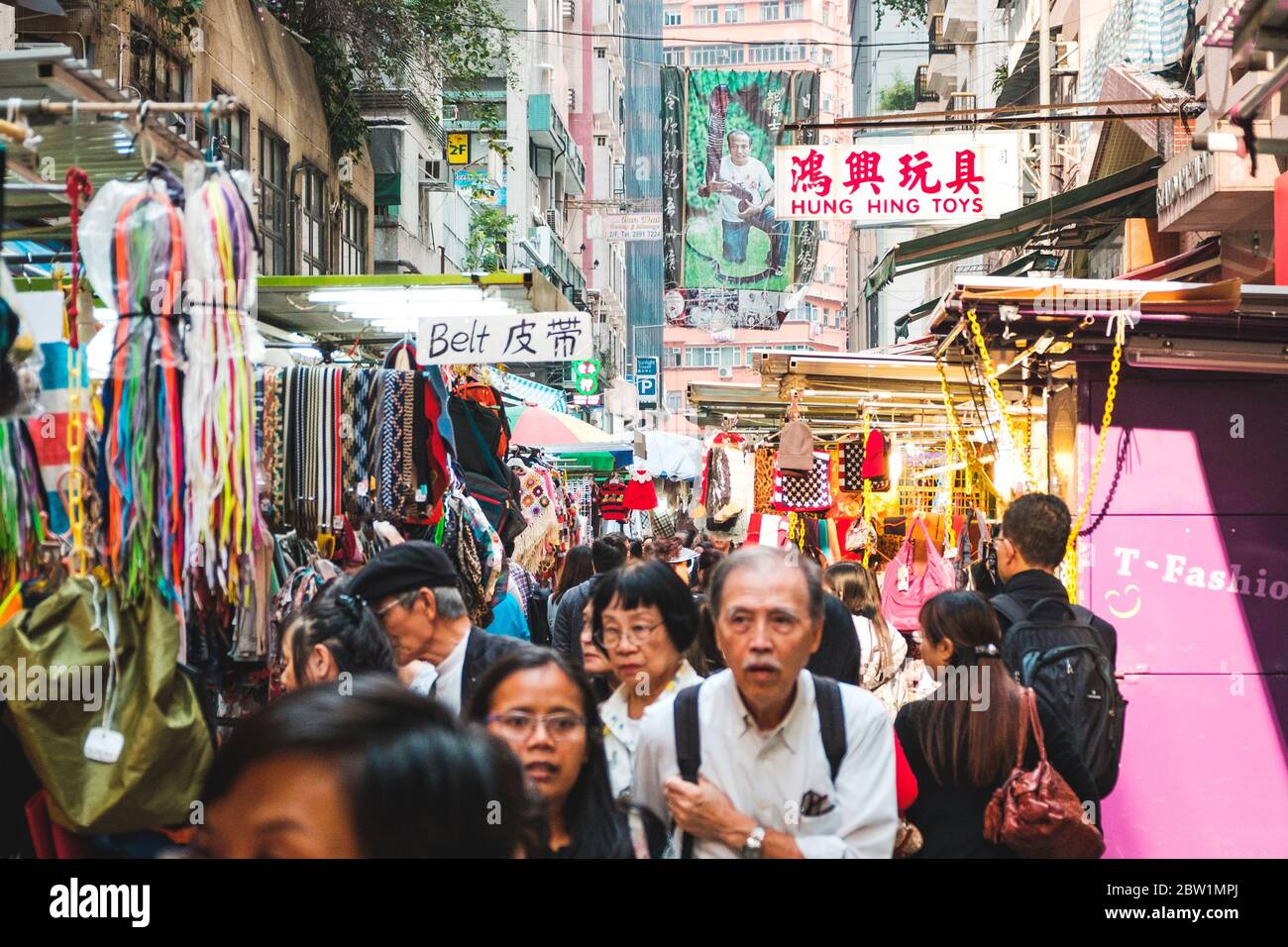 Hongkong - November 2019: Menschenmenge aus Asien auf dem Straßenmarkt in Hongkong, China Stockfoto