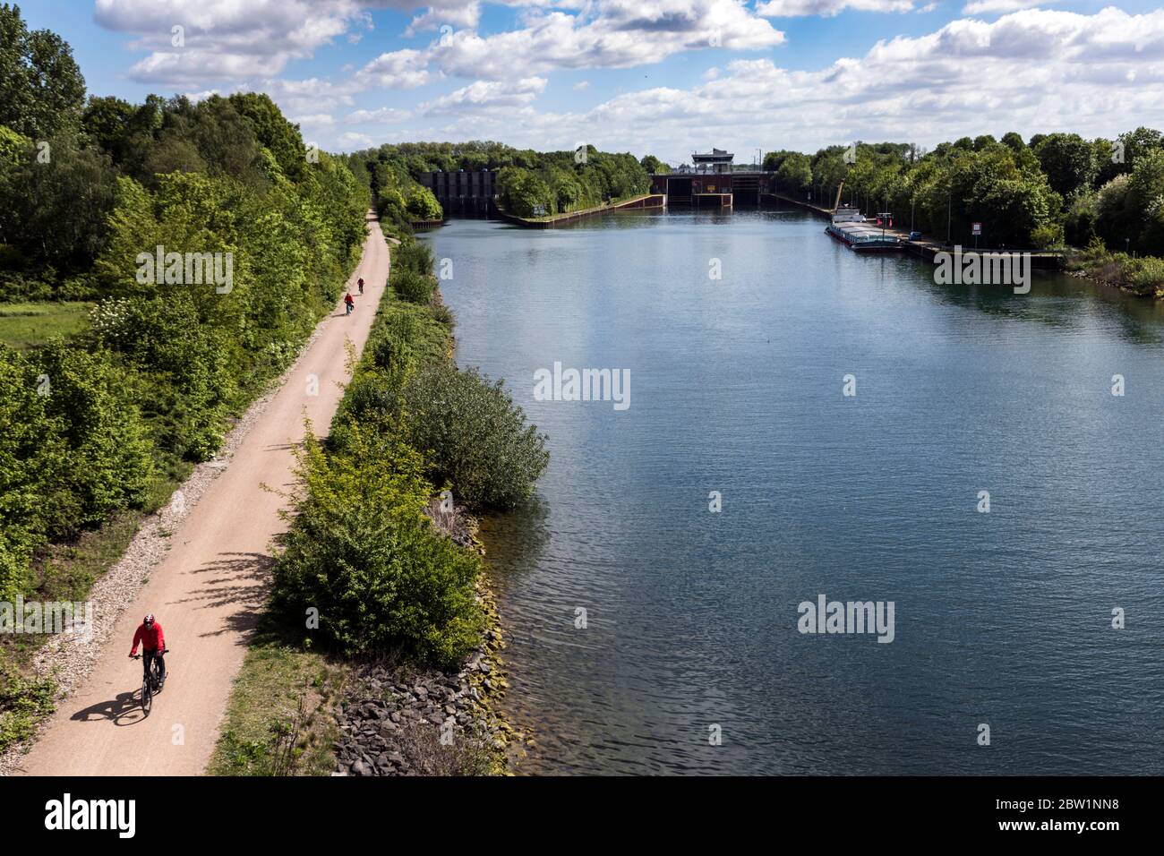 Radfahrer am Rhein-Herne-Kanal an der Schleuse Herne-Ost, Urlaub zu Hause im Ruhrgebiet Stockfoto