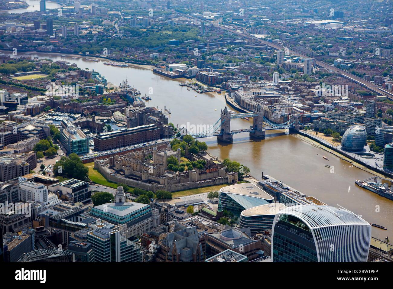 Luftaufnahme über London mit Tower of London und Tower Bridge Stockfoto