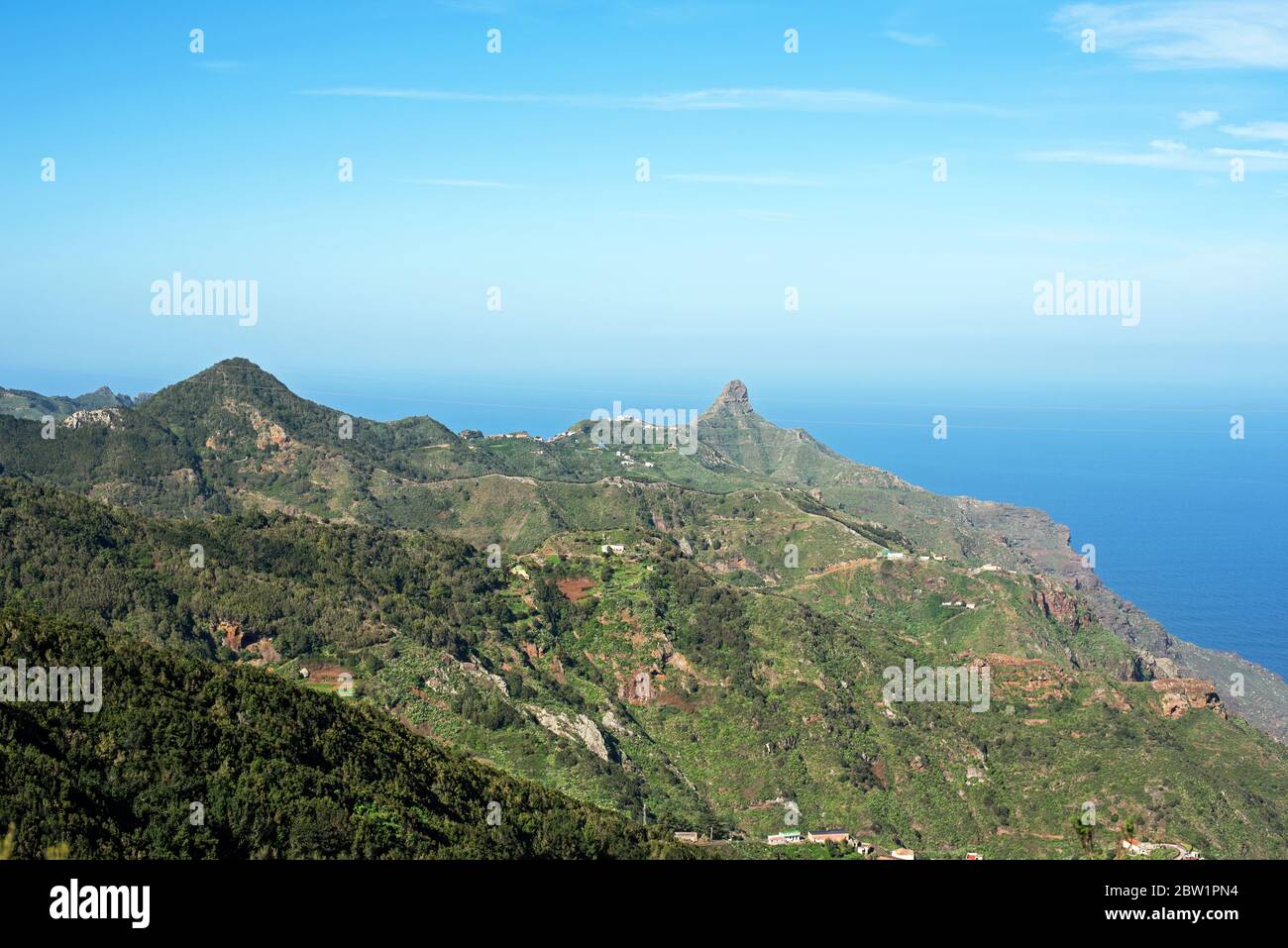 Panoramablick auf die Anaga-Berge - Wandern auf Teneras, Spanien Stockfoto