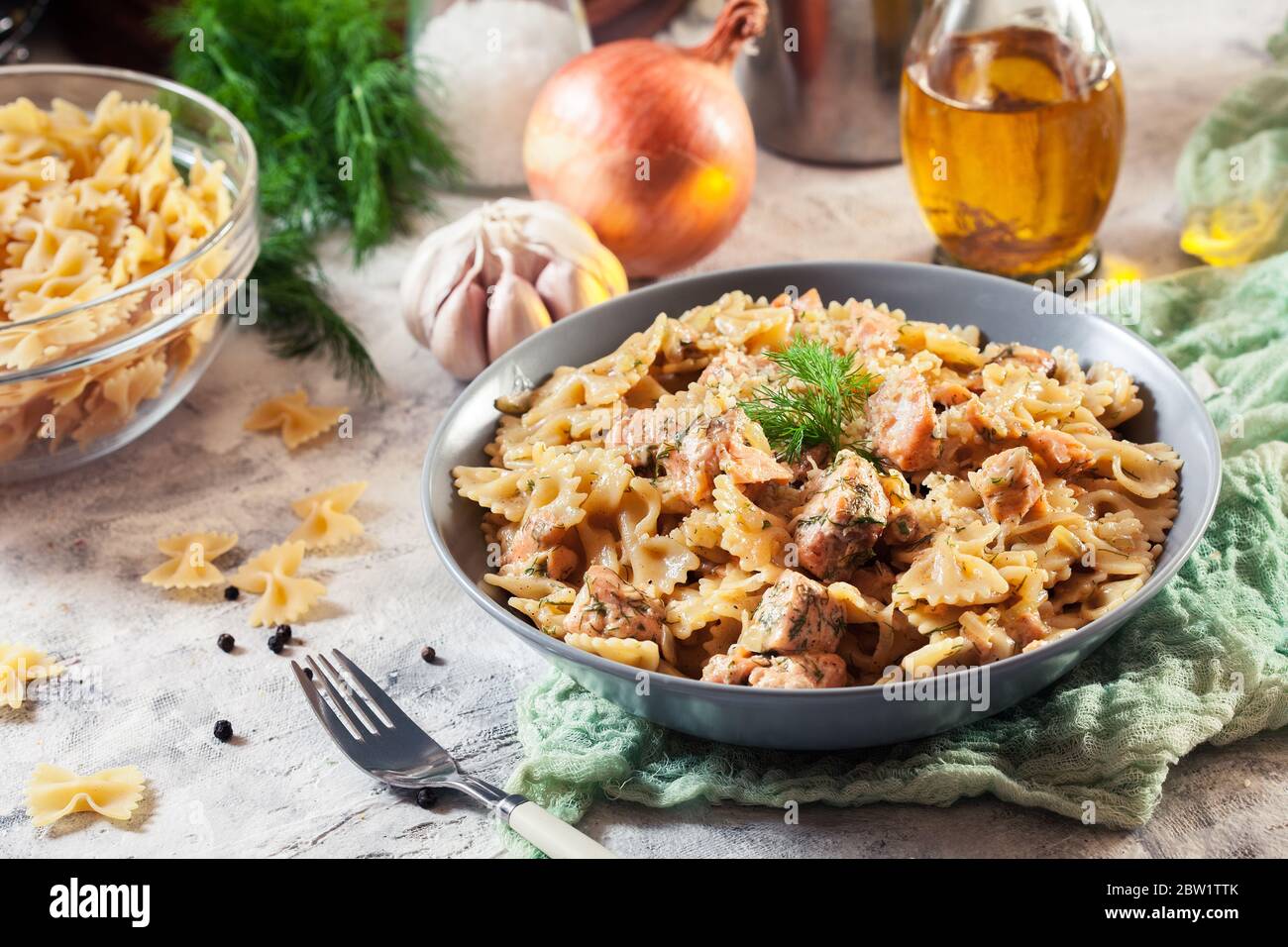 Cremige Farfalle Pasta mit Lachs, Parmesan und Dill. Italienisches Gericht Stockfoto