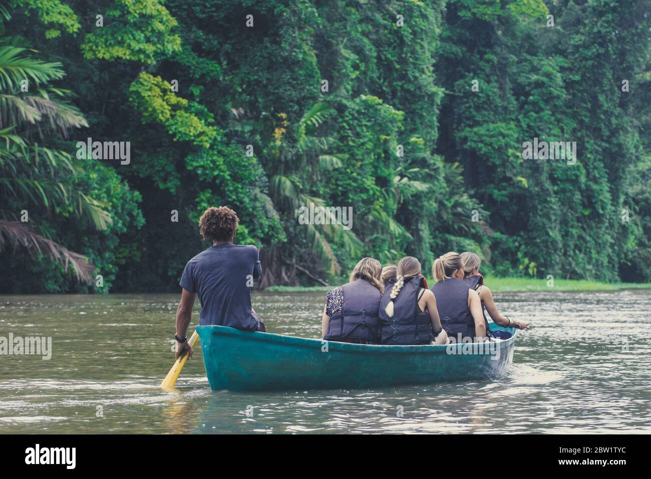 Touristen mit Ruderboot erkunden den Rio Tortuguero Nationalpark, Costa Rica. Konzept des Ökotourismus. Stockfoto